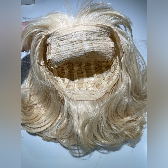 HAIR, 16” Straight with bangs, Bouffant/style, very blonde - Picture 7 of 8